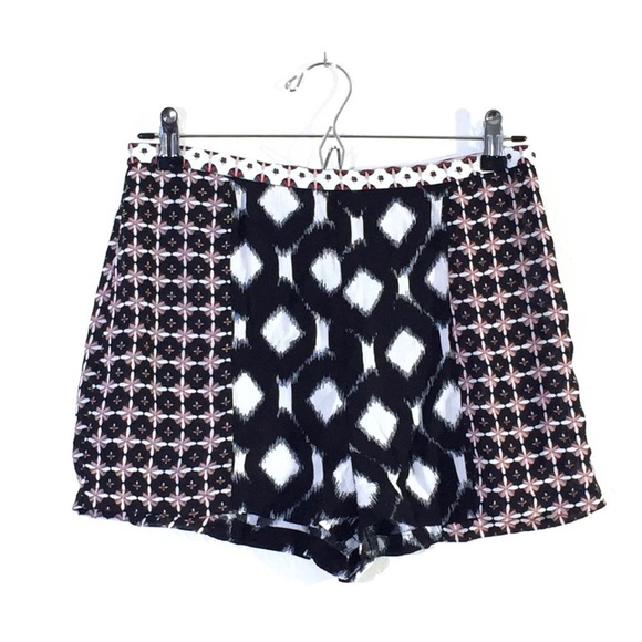 LF x Chandelier Black White Boho Floral Shorts 10 - Picture 1 of 6